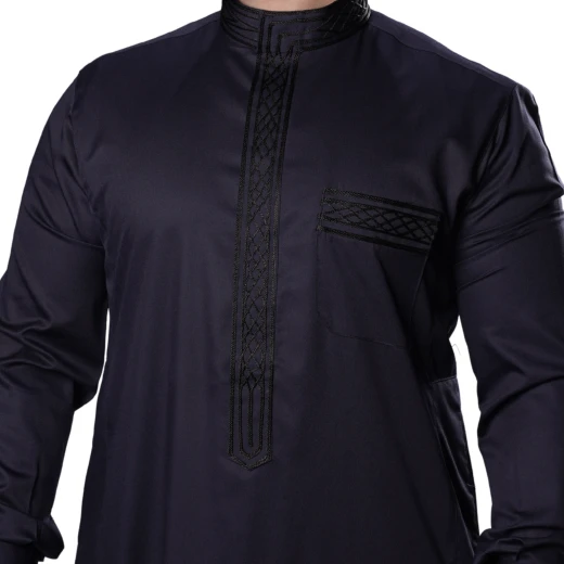ثوب كحلي مطرّز مقاس (اكس لارج-60) بتصميم أنيق ومريح للمناسبات اليومية – صناعة عالية الجودة من مدراز - مدراز - Image 3